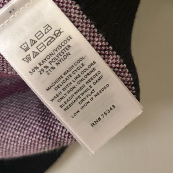 LIKE 🆕️ Tahari V Neck Plaid Sweater -Small- - Picture 5 of 5